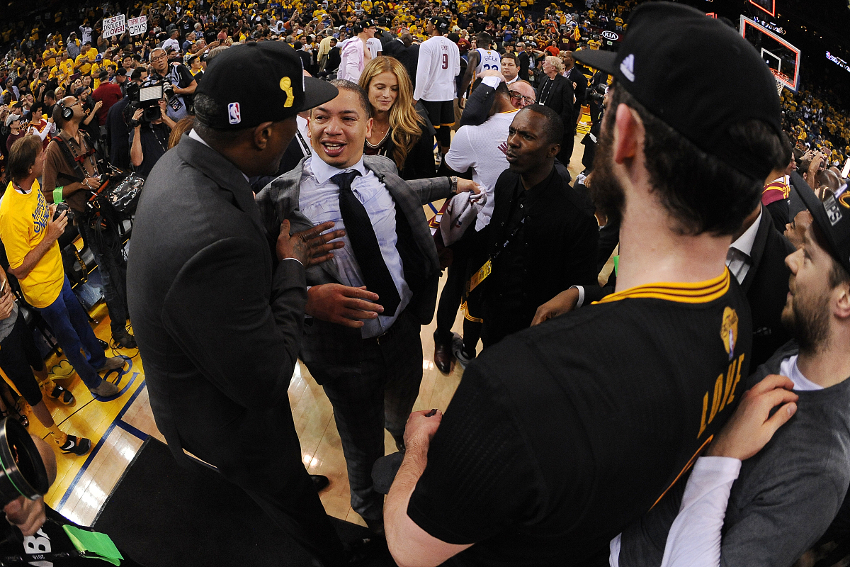 九游娱乐-蒂姆重要时刻大比分获胜，塞尔维亚队带队取胜！引发球迷热议(塞尔维亚队足球)