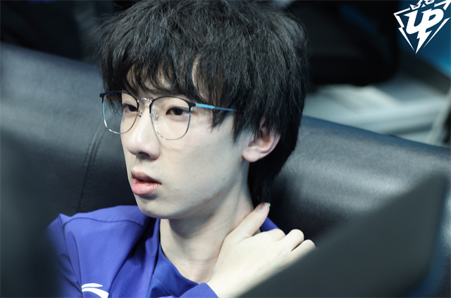 九游体育-关于Rookie回归赛场，关键助攻首场状态亮眼，快船观众沸腾！的信息