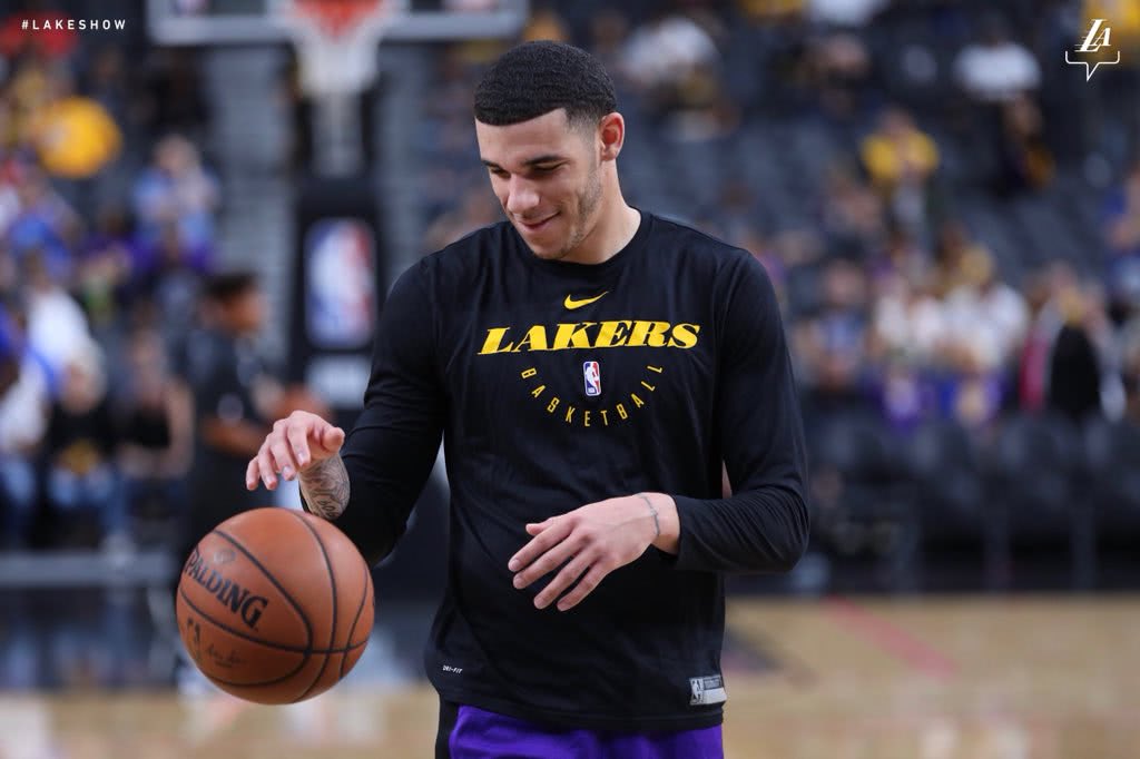 九游-Rookie回归赛场，大胜首场状态亮眼，湖人观众沸腾！的简单介绍